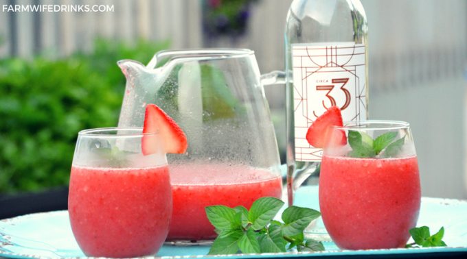 Frosé - The amazing combination of rosé wine and frozen strawberries. A simple frozen wine cocktail you will love to drink poolside or fora after dinner drink. #Frose #RoseWine #Cocktail #winecoktail