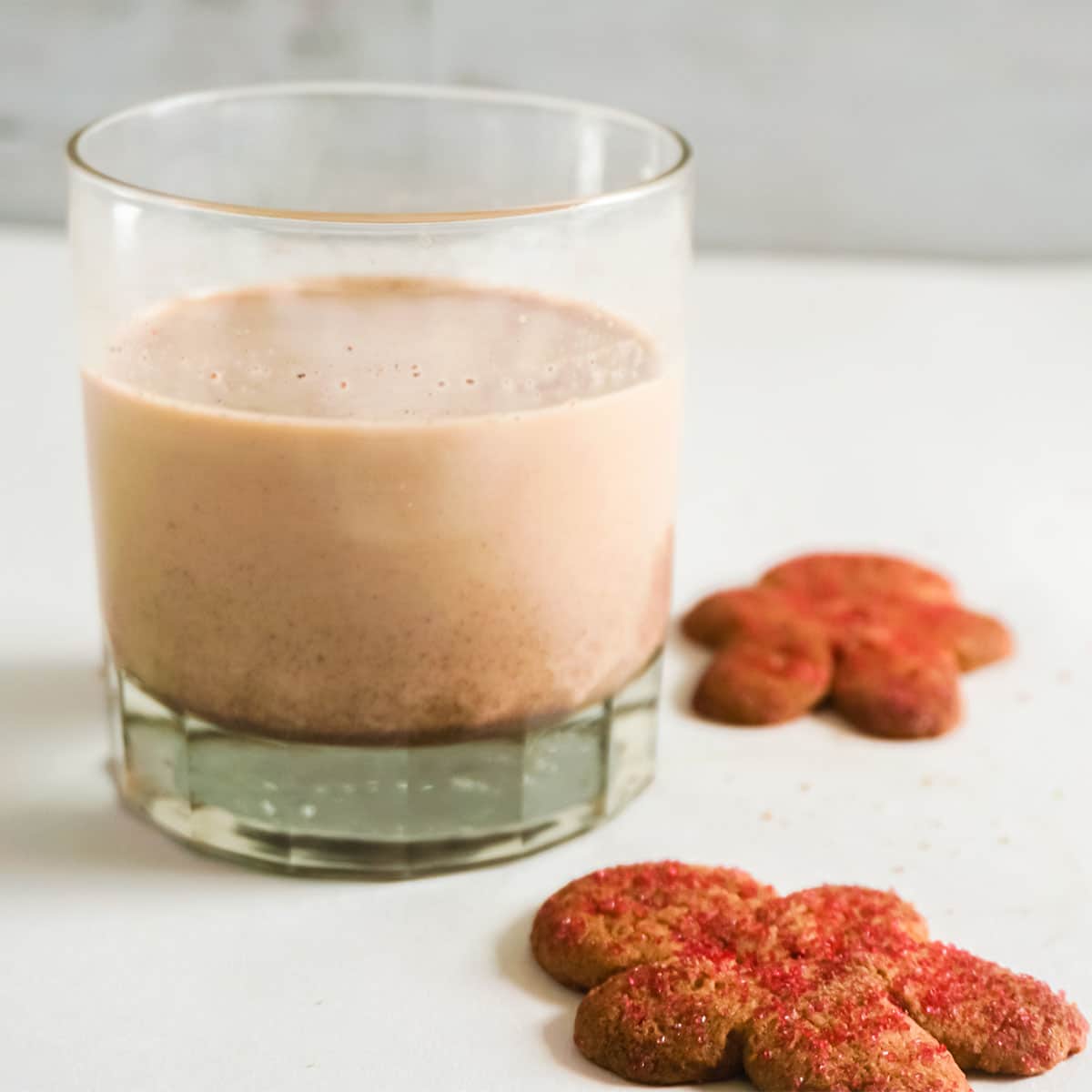 Front view of Gingerbread White Russian with two Cookies.