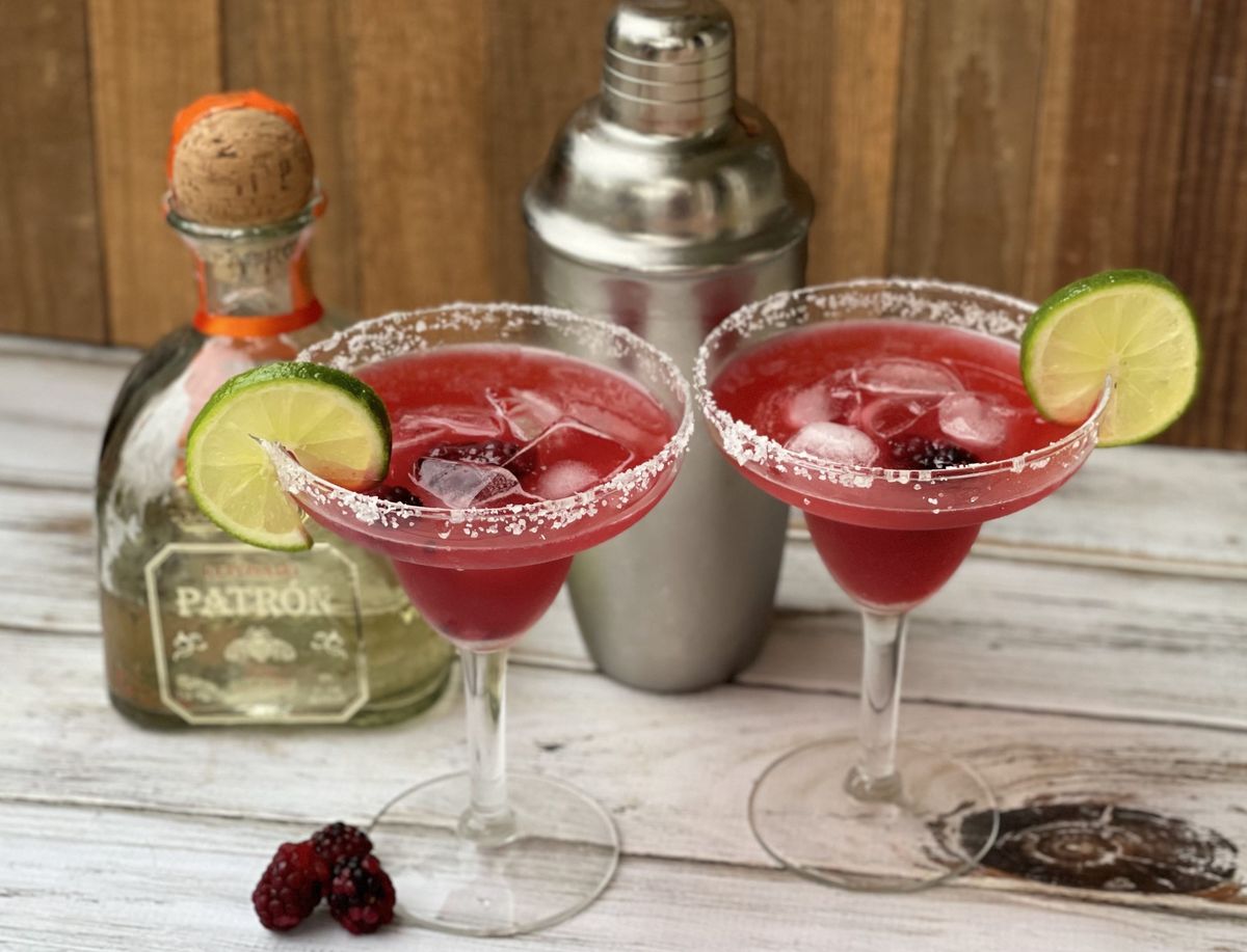 Quick Blackberry Margarita Recipe (Made With Fresh Blackberries)