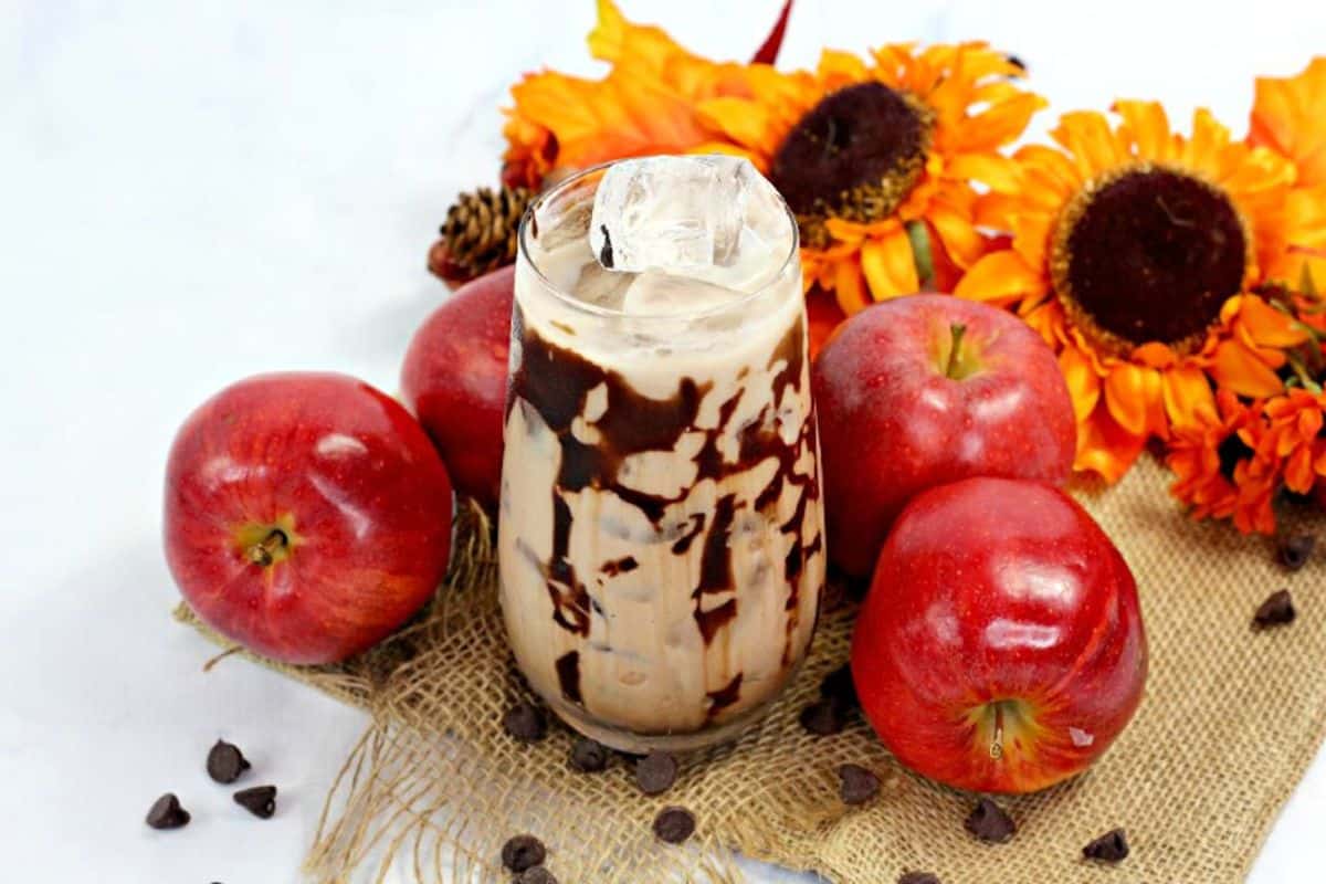 Chocolate Caramel Apple Cocktail - Delicious Fall Cocktail Recipe