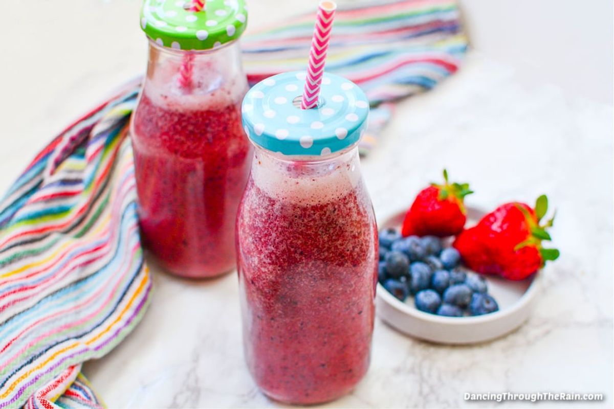 Easy Berry Green Smoothie (With Banana And Kale) - Dancing Through the Rain