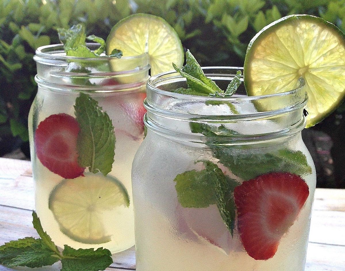 Refreshing Summer Drinks: Vodka Mint Lemonade Cocktail With Stoli