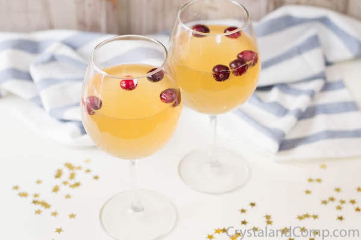 Easy Sparkling Drink with Fruit Party Drink