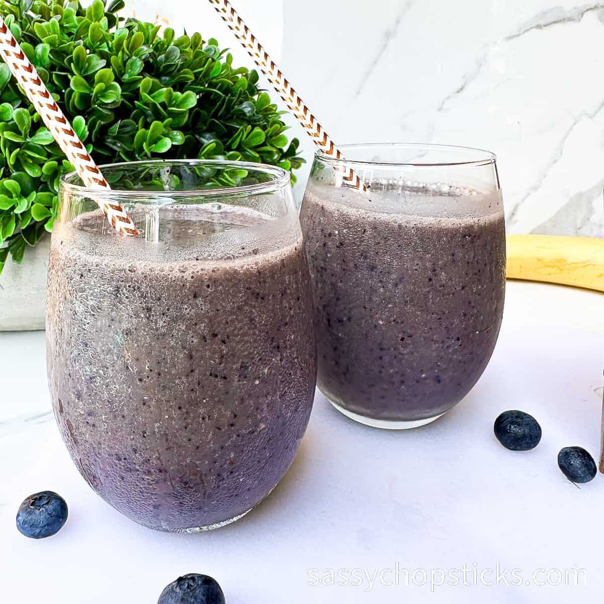 Matcha Blueberry Smoothie With Oatmeal (Dairy-Free) - Sassy Chopsticks