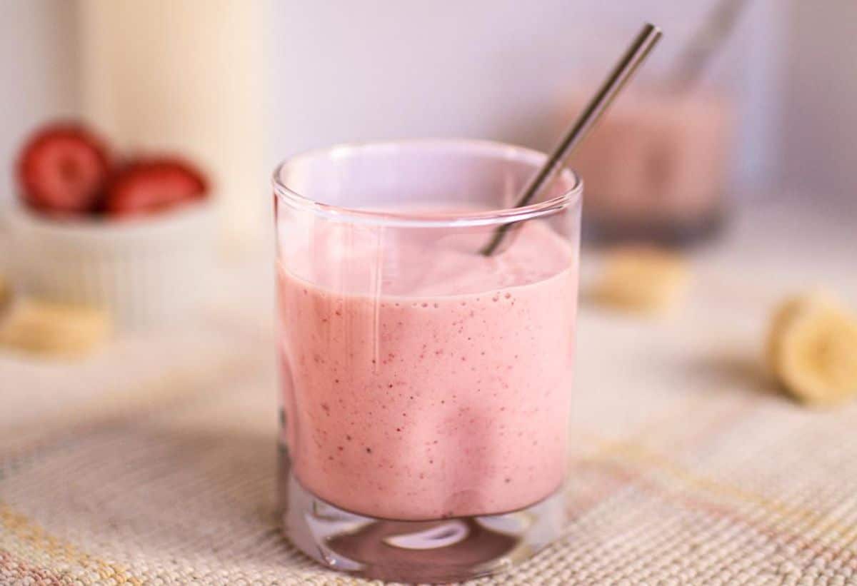 Creamy Strawberry Banana Smoothie (without yogurt)