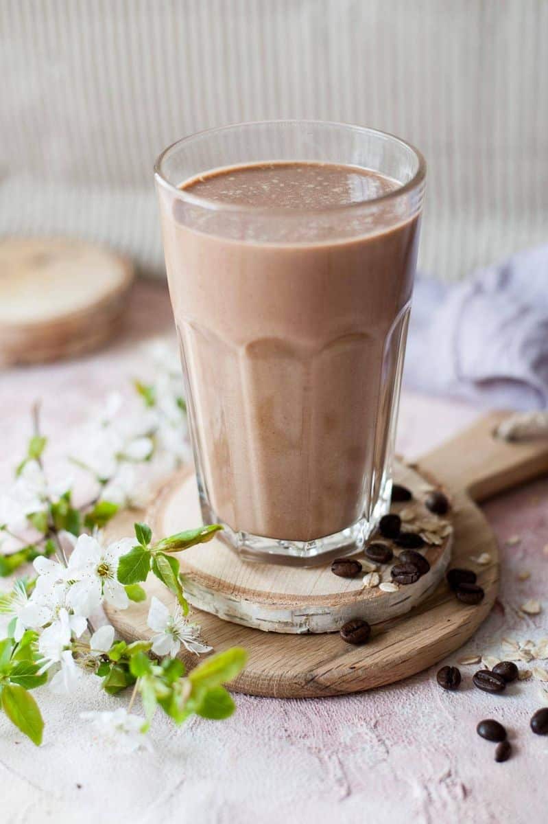 Coffee banana smoothie – healthy grab-and-go breakfast (VIDEO)